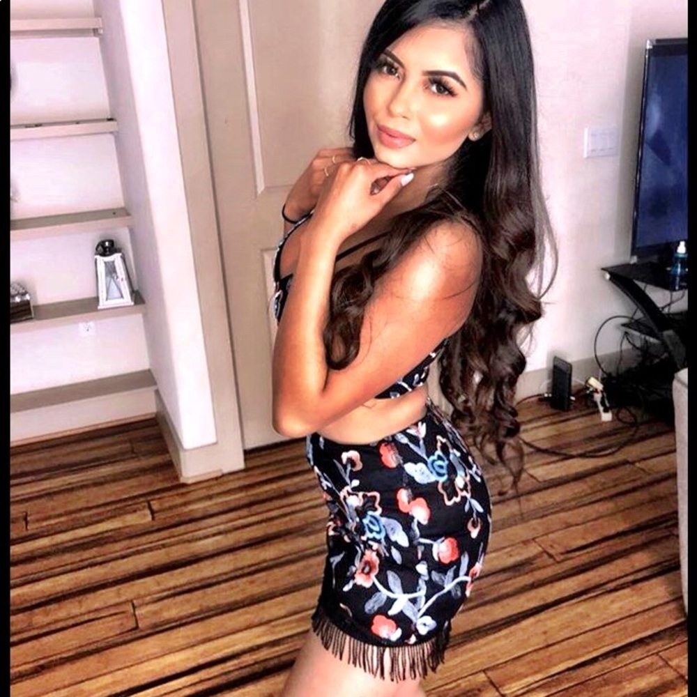 👑Two Piece Floral Embroidered Skirt Set👑 - Picture 4 of 5